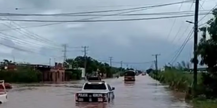 “Lorena” deja inundaciones y cortes de energía eléctrica en el sur de Sonora