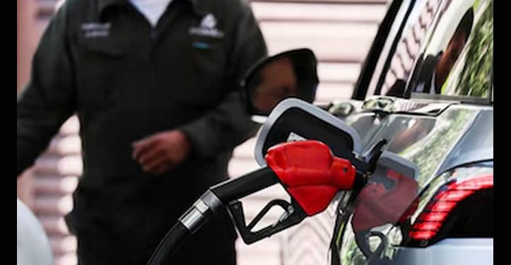 Sheinbaum y empresarios acuerdan mantener el precio de la gasolina en 24 pesos