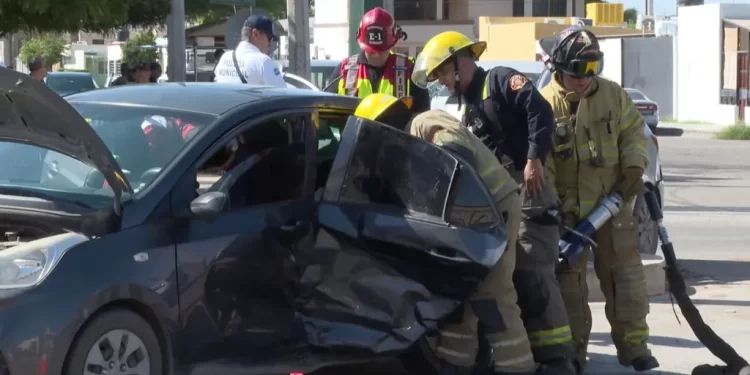 Auto se Pasa el Semáforo y Provoca Carambola en Colonia San Ángel, en Hermosillo