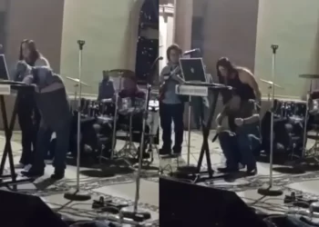 Maestro de secundaria se desploma y muere mientras cantaba “A mi manera”