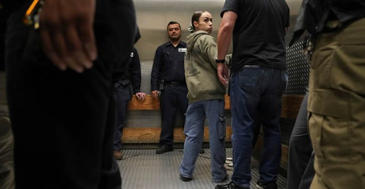 Trump busca hacer más difícil el examen para obtener la ciudadanía estadounidense