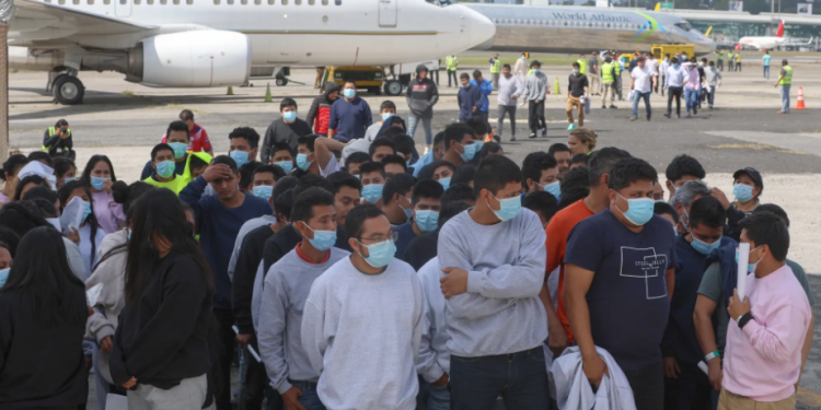 El 44 por ciento de los migrantes deportados hacia Sonora vivió más de 10 años en EU