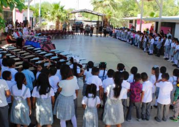 Entrega Omar Del Valle Colosio mesabancos a primaria indígena de Pesqueira