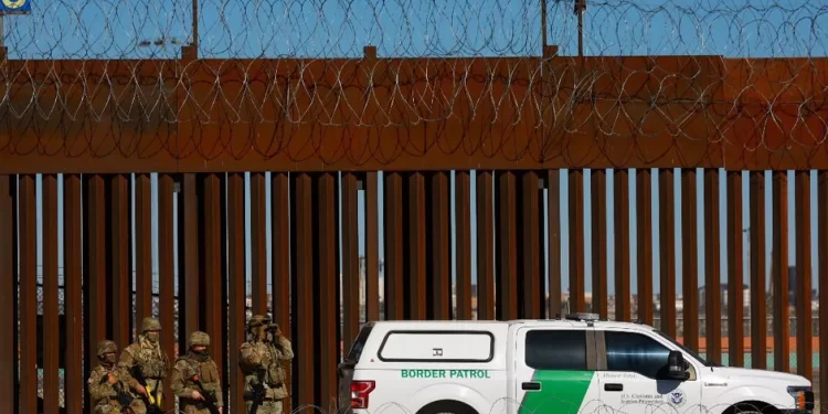 EU instala más alambrada de navajas en muro fronterizo con México