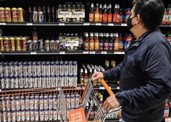 Parte de $6,000 de apoyos sociales los usan en alcohol, cigarros…