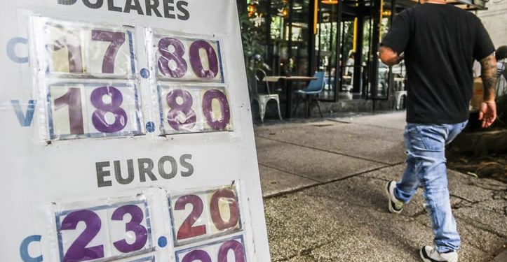 Peso arranca septiembre a 18.60 por dólar