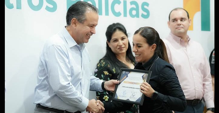 Reciben reconocimiento 10 elementos de la Policía Municipal de Hermosillo