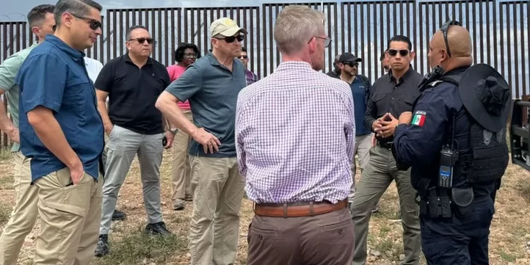 “Trabajamos en estrecha colaboración”: embajador Johnson recorre franja fronteriza de Sonora