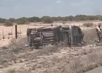 Muere jornalero agrícola en volcadura de camioneta tipo van; hay 12 lesionados