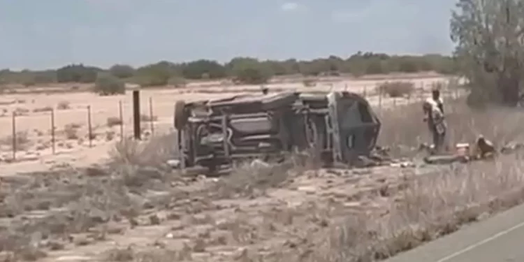 Muere jornalero agrícola en volcadura de camioneta tipo van; hay 12 lesionados