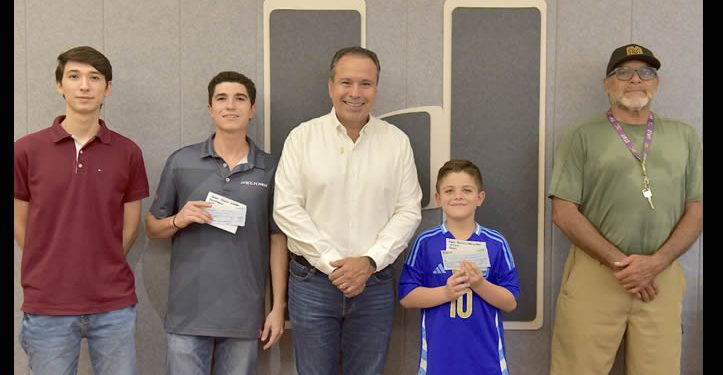 Apoya Toño Astiazarán a jóvenes deportistas para competencias internacionales