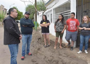 Atiende Toño Astiazarán a familias de La Caridad afectadas por lluvia