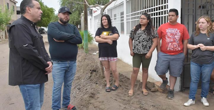 Atiende Toño Astiazarán a familias de La Caridad afectadas por lluvia