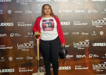 Con pala y camiseta de madre buscadora: Ceci Flores se presenta entre los 300 líderes más influyentes de México