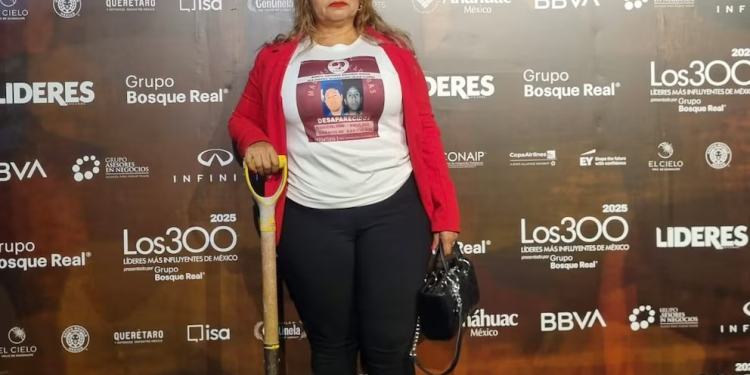 Con pala y camiseta de madre buscadora: Ceci Flores se presenta entre los 300 líderes más influyentes de México