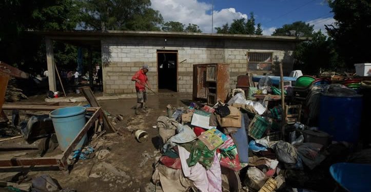 Suman ya 66 muertos por lluvias torrenciales en cinco entidades; hay 75 desaparecidos