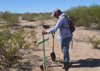 A sus 80 años, este hombre coloca cruces en honor a migrantes fallecidos en el Desierto de Sonora