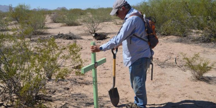 A sus 80 años, este hombre coloca cruces en honor a migrantes fallecidos en el Desierto de Sonora