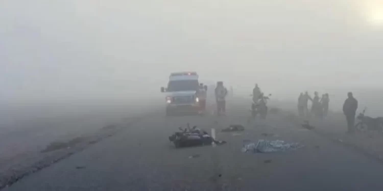 Dos Menores A Bordo de una Motocicleta Mueren Impactados con Camión de Personal en Etchojoa