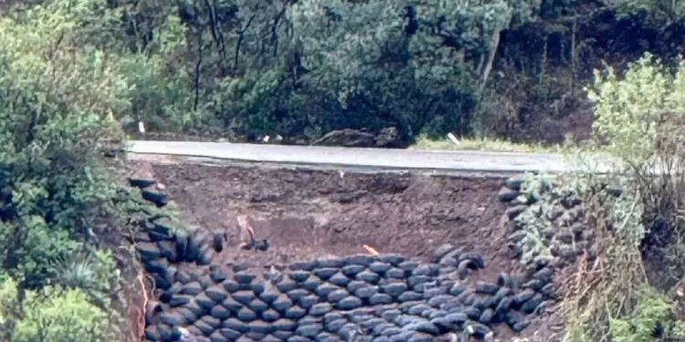 Socavón Tapado con Llantas en Cananea Volvió a Reabrirse tras Paso de “Raymond” en Sonora