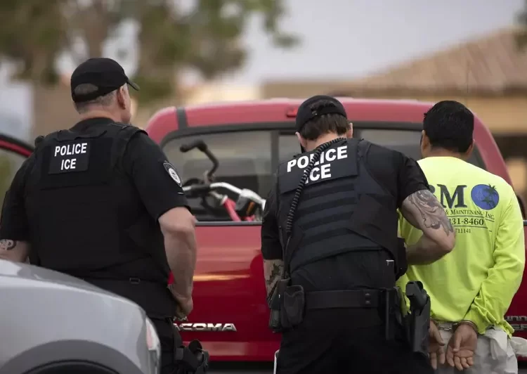 ICE da pistola, placa y gran sueldo a nuevos reclutas para cazar migrantes