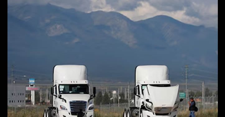 Trump anuncia que arancel del 25% a camiones importados entra en vigor el 1 de noviembre: México será el más afectado