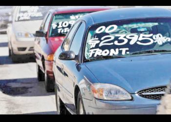 Política arancelaria favorece importación de autos viejos