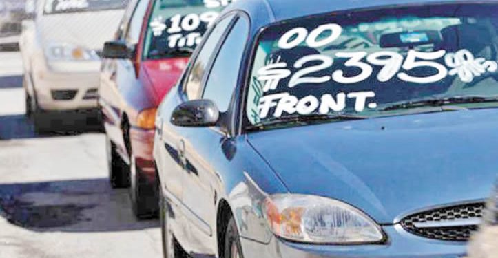 Política arancelaria favorece importación de autos viejos