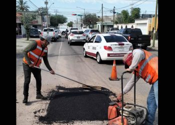 Refuerza Gobierno de Hermosillo labores de bacheo en distintas colonias