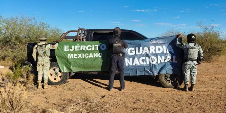 Elementos de la Guardia Nacional y del Ejército aseguran en Sonora vehículo abandonado con 26 artefactos explosivos para dron