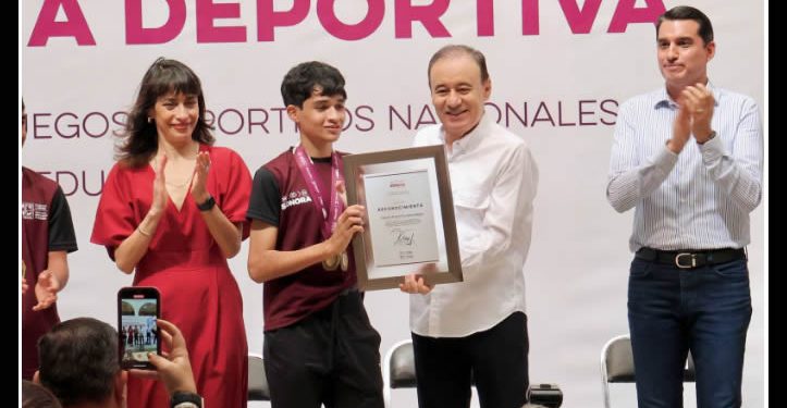 Premia Durazo con becas a medallistas de los Juegos Deportivos Nacionales de Educación Básica