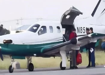 Captan a Fernández Noroña en jet privado durante gira en Coahuila