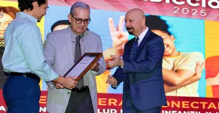 Recibe homenaje ex director de salud mental José Luis David Peterson Beltrán