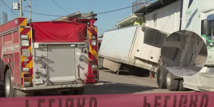 Caja de Tráiler Cargada con Toneladas de Aguacate Hunde Pavimento en Colonia de Hermosillo
