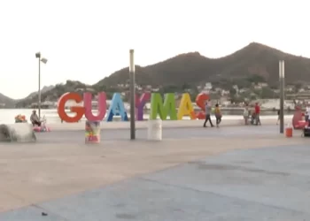 Localizan a Menor de 5 Años Dormido en una Banqueta de la Colonia La Muralla de Guaymas