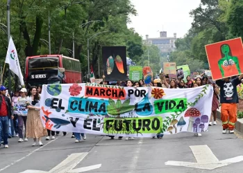 Marchan ambientalistas en la CDMX contra megaproyectos