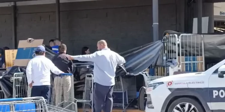 Muere Adulto Mayor mientras Trabajaba Cuidando Autos en Estacionamiento de Súper en Hermosillo