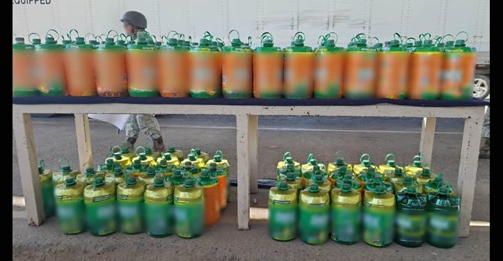 Decomisa más de mil litros de metanfetamina oculta en bidones de limpiador en Sonora