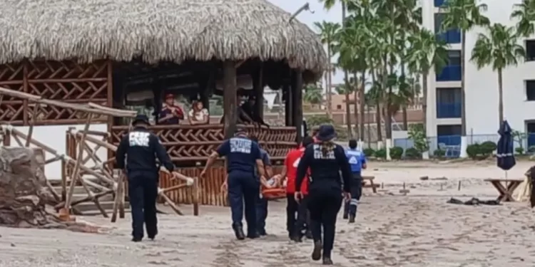 Rescatan a Joven de Fuerte Oleaje en Playa de San Carlos, Sonora; Esto Pasó