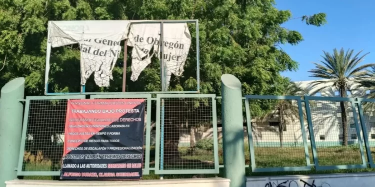 Trabajadores del IMSS Bienestar en Ciudad Obregón protestan por igualdad laboral