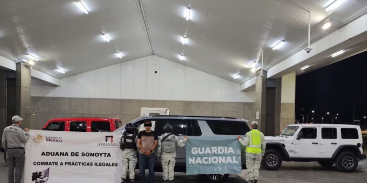 Detienen en Sonora a chofer de tractocamión que transportaba vehículos de alta gama ocultos; pretendía ingresarlos al país