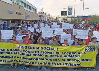Marchan 8 mil personas en Sonora para exigir a CFE mejorar el servicio