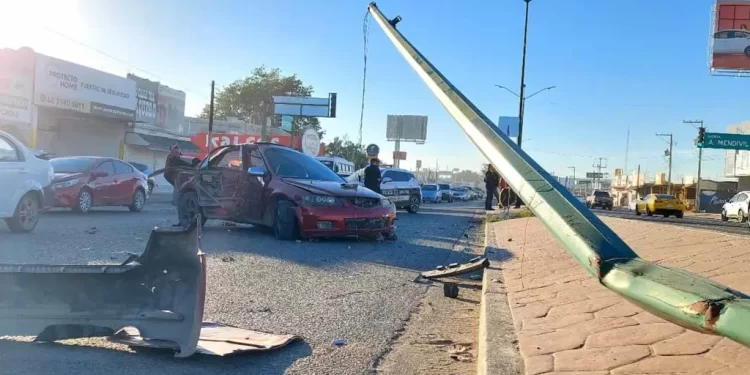 Conductor Pierde Control de Vehículo y se Impacta con Poste en Hermosillo; Provocó Caos Vial