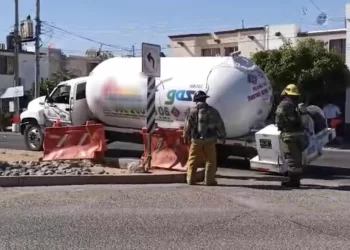 Pipa Cargada con 10 Mil Litros de Gas Cae en Socavón Cerca de Gasolinera en Hermosillo