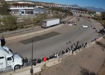 Productores y transportistas bloquearon la garita Mariposa en Nogales
