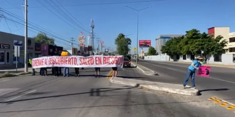 Vecinos se Manifiestan por Fuga de Drenaje de Plaza Comercial en Colonia Misión del Sol