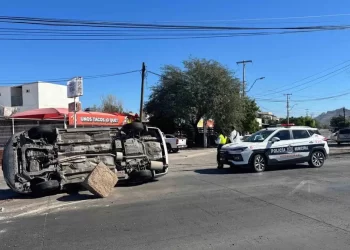 Vehículo se Vuelca y Derriba Poste de Concreto en Bulevar Camino del Seri en Hermosillo