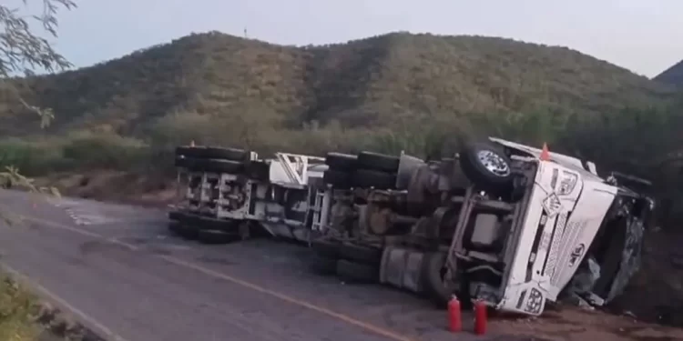 Volcamiento Deja a Tres Personas Lesionadas en Carretera Mazocahui – Moctezuma