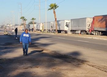 Reportan caos por bloqueo carretero en frontera de Sonora y Baja California