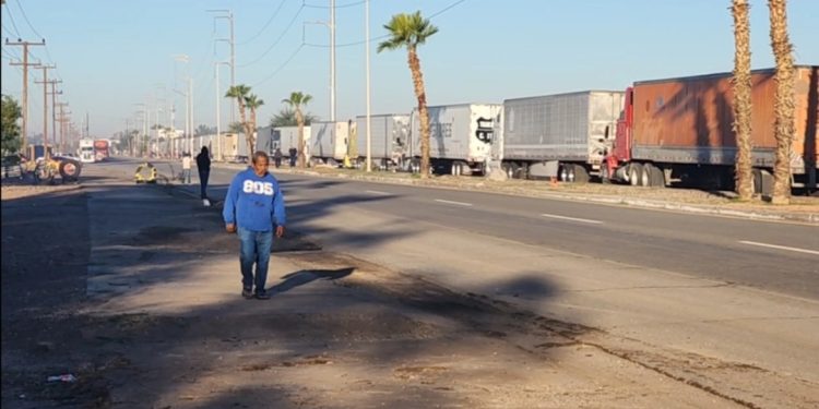 Reportan caos por bloqueo carretero en frontera de Sonora y Baja California